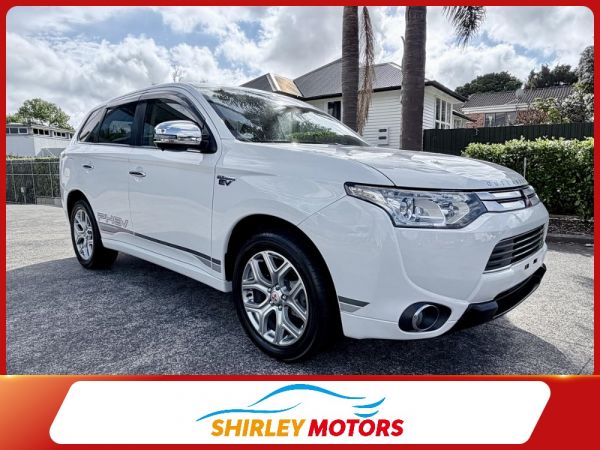 2015 Mitsubishi Outlander PHEV 4WD G Navi Package | Pearl | 102,000km image