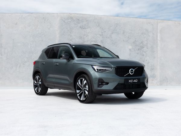 2025 Volvo XC40 B4 Ultra Dark AWD image