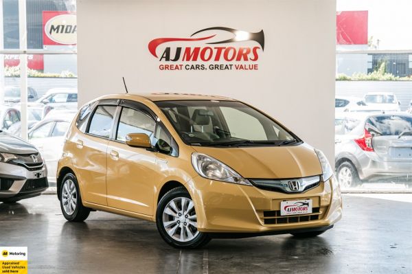 2012 Honda Fit Hatchback Alloy Wheels Rev Cam image