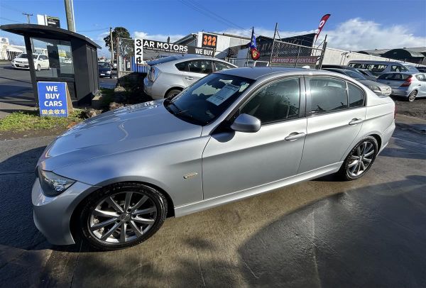 2011 BMW 320i image