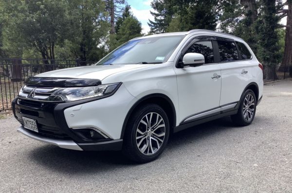 2017 Mitsubishi Outlander VRX 7 SEAT AWD image