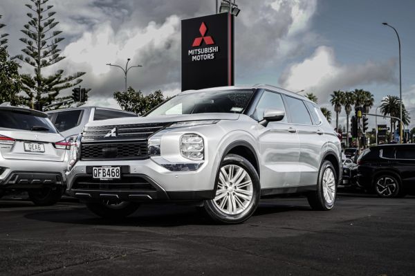 2023 Mitsubishi Outlander LS FWD image