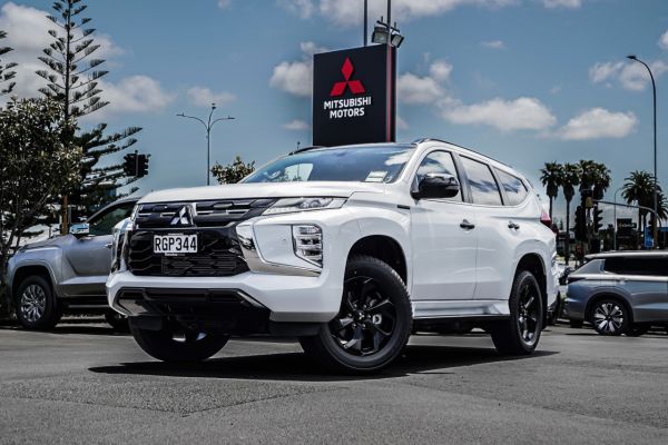 2025 Mitsubishi Pajero Sport VRX Black Edition image