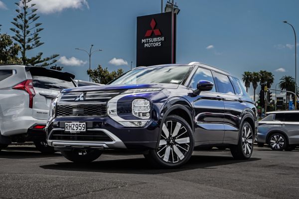 2025 Mitsubishi Outlander VRX AWD image