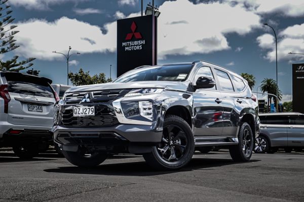 2025 Mitsubishi Pajero Sport VRX Black Edition image