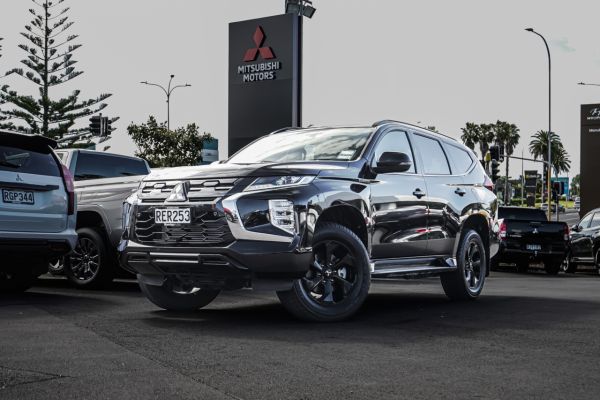2025 Mitsubishi Pajero Sport VRX Black Edition image
