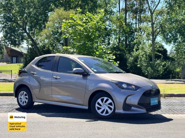2021 Toyota Yaris Hatchback HYBRID X image