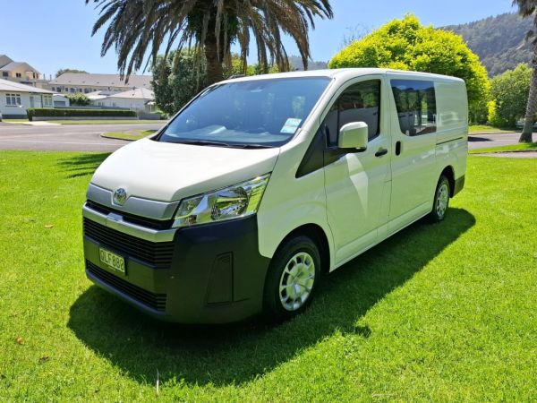 2024 Toyota Hiace ZR 2.8DT 6AT RWD HVN 5-seater image