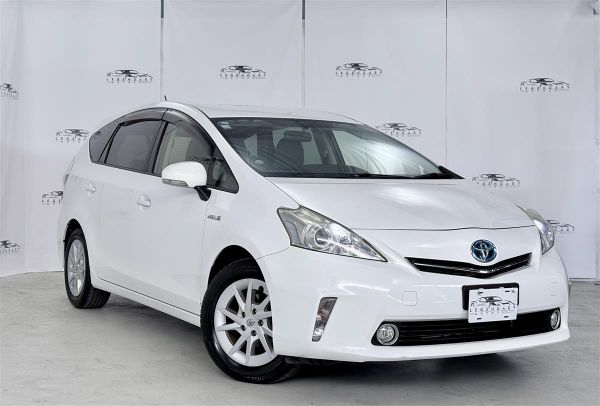 2013 Toyota Prius ALPHA 1.8S,Full service history image