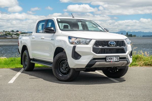 2025 Toyota Hilux SR Hybrid 4x4 image