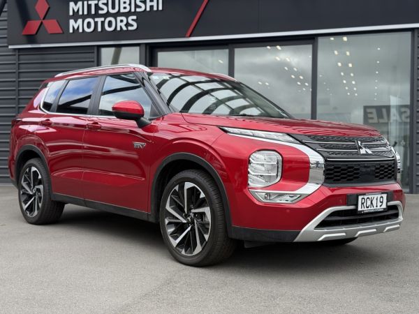 2025 Mitsubishi Outlander XLS PHEV AWD image