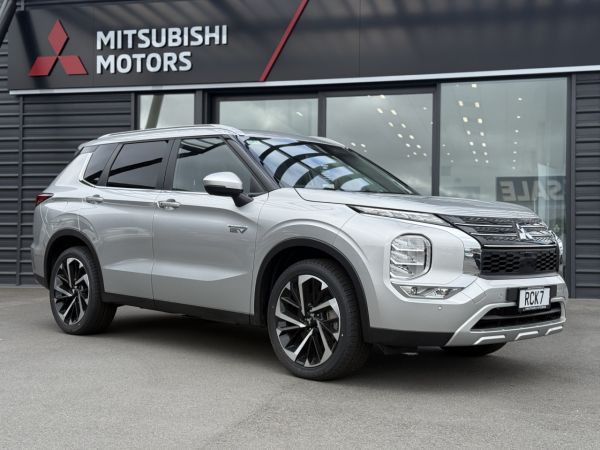 2025 Mitsubishi Outlander XLS PHEV AWD image