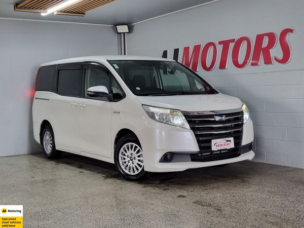 2015 Toyota Noah Van HYBRID X image