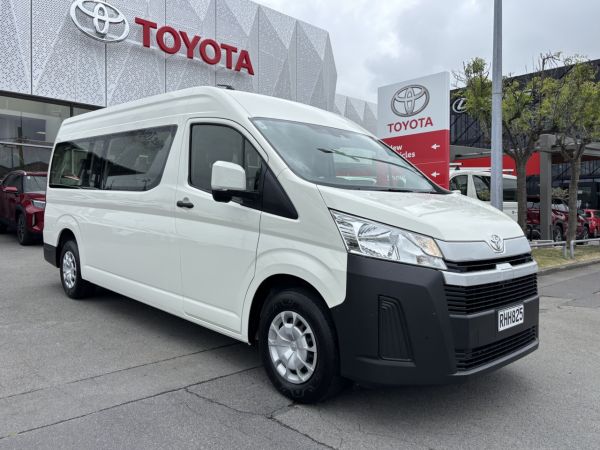 2025 Toyota Hiace ZX Minibus 2.8D Auto image