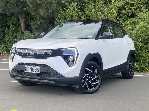 2025 Mahindra XUV3XO Ax7l 1.2pt/6at image