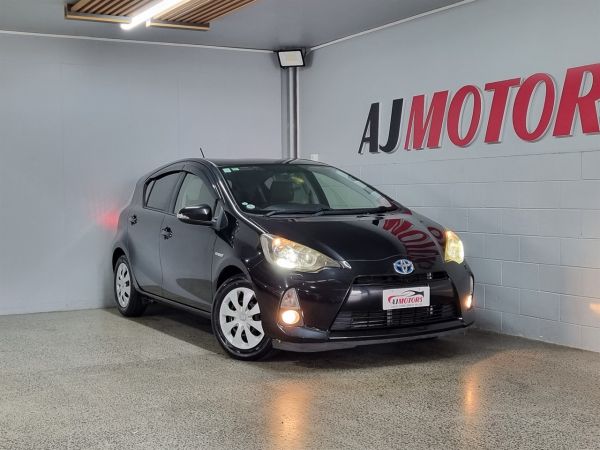 2013 Toyota Aqua Hatchback G image