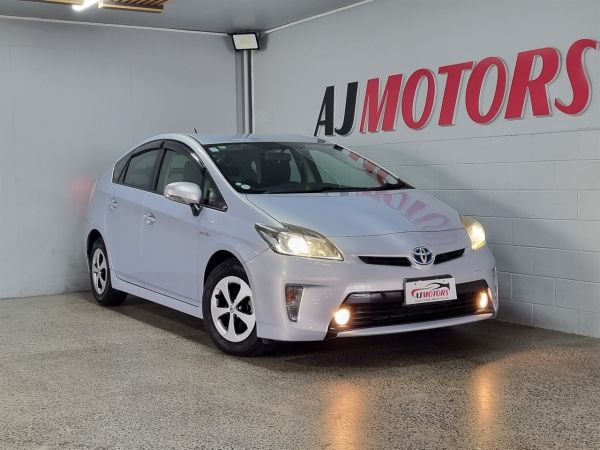 2014 Toyota Prius Hatchback S image