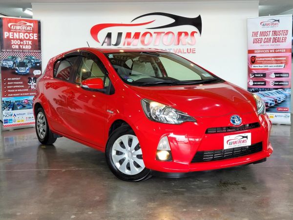 2014 Toyota Aqua Hatchback S image