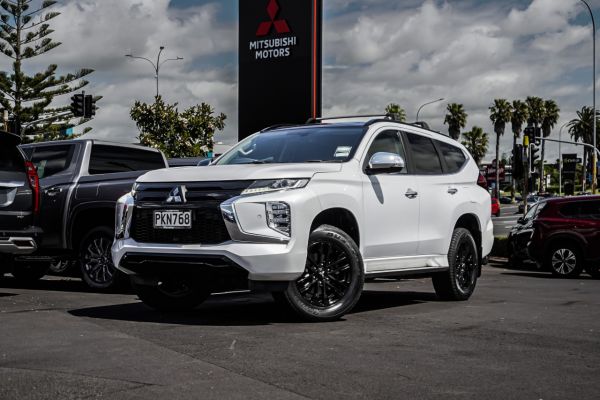 2022 Mitsubishi Pajero Sport VRX Black Edition image