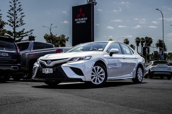 2020 Toyota Camry SX Hybrid image