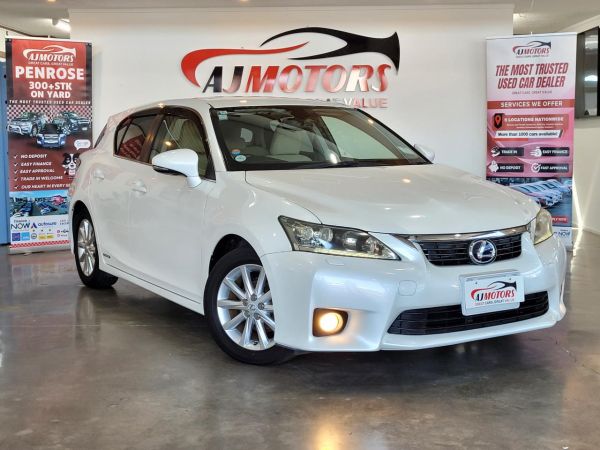 2012 Lexus CT200H Hatchback 1.8L HYBRID / REV CAM & BT / HEATED SEATS image