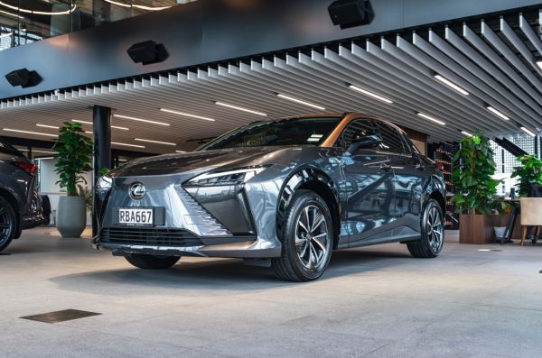 2025 Lexus RZ 450e Core 71KWH Electric Auto SUV image