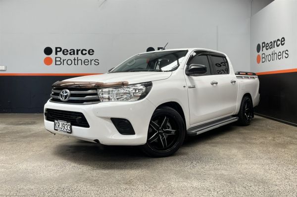 2017 Toyota Hilux Ute LOWERED ON 18" MAGS, HARD LID image