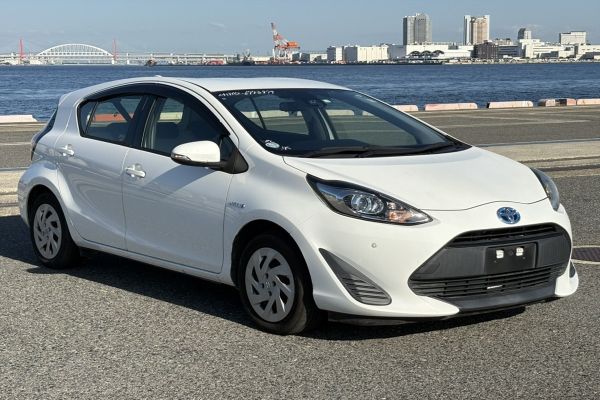 2018 Toyota Aqua Hatchback L image