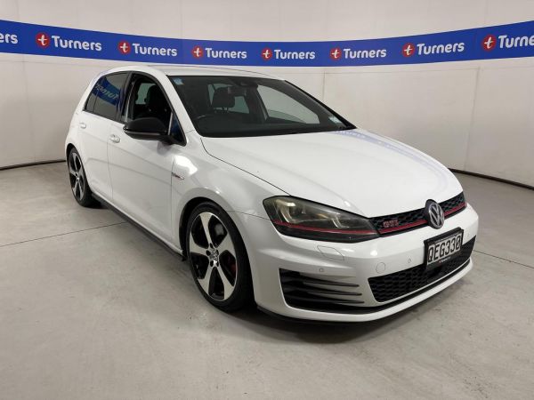 2015 Volkswagen Golf Hatchback image