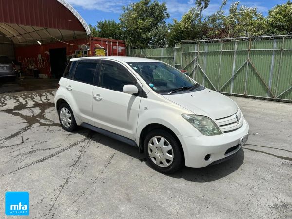 2004 Toyota IST Hatchback  image