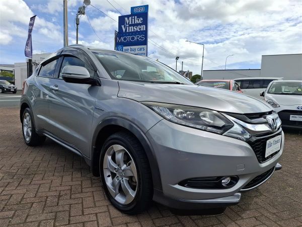 2015 Honda Vezel CRUISE CONTROL  MULTI AIRBAGS  REVERSE CAMERA  HDMI / USB PORTS  FACTORY ALLOYS image