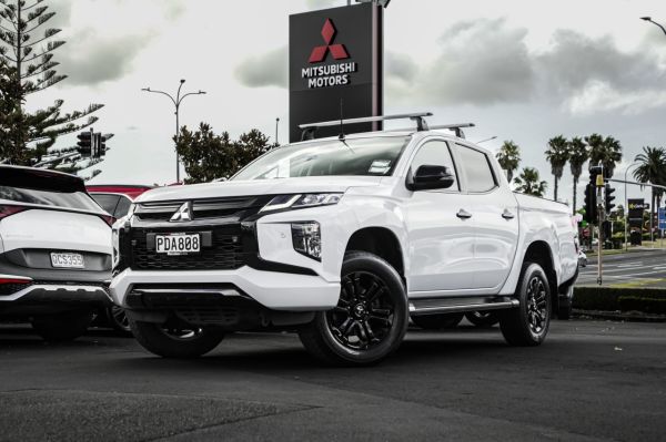 2022 Mitsubishi Triton VRX Black Edition image