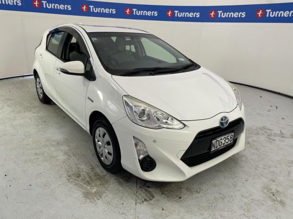 2015 Toyota Aqua Hatchback image