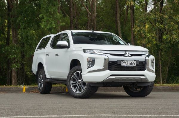 2023 Mitsubishi Triton GLX-R 2.4D 4WD D/Cab Ute image