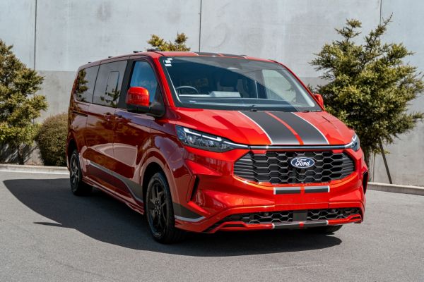 2026 Ford Transit Tourneo Custom Sport Mini Bus image