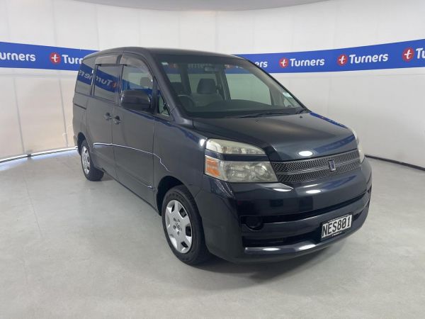 2005 Toyota Voxy Wagon image