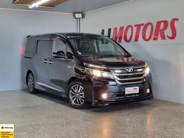 2015 Toyota Voxy Van HYBRID V image