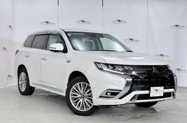 2018 Mitsubishi Outlander PHEV G PLUS,360 camera,Service History image