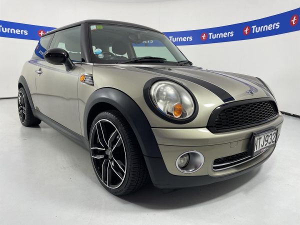 2010 Mini Mini Hatchback image