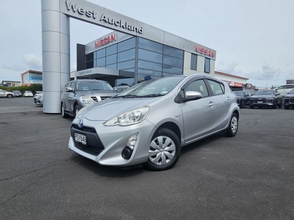 2017 Toyota Aqua Hatchback image