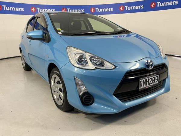 2015 Toyota Aqua Hatchback image