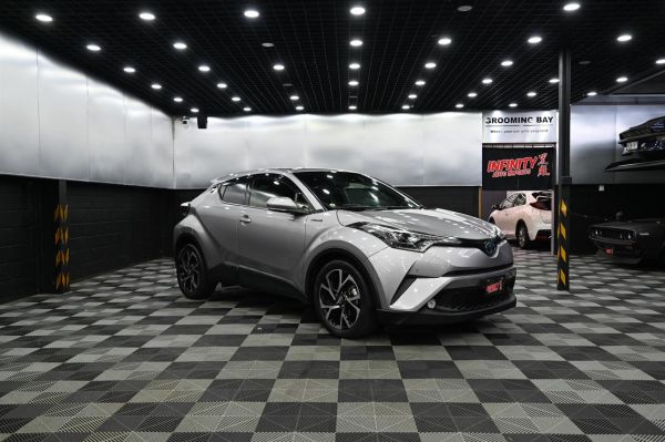 2017 Toyota C-HR SUV G Package image