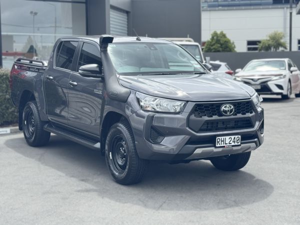 2025 Toyota Hilux SR 2.8L Turbo Diesel Hybrid 4WD Automatic Double Cab image