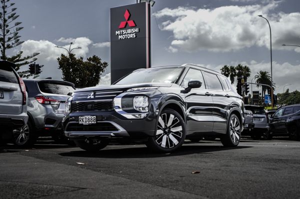 2025 Mitsubishi Outlander VRX AWD image