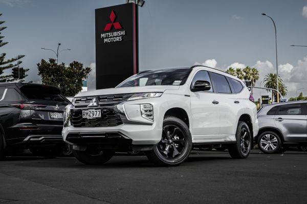 2025 Mitsubishi Pajero Sport VRX Black Edition image