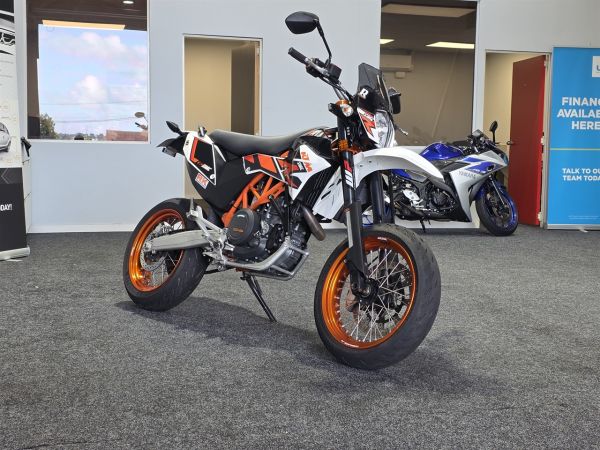 2015 KTM 690 SMC-R / SUPERMOTO image