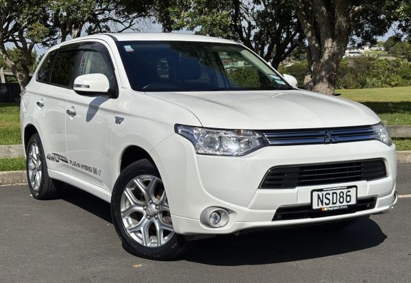 2014 Mitsubishi Outlander SUV PHEV image