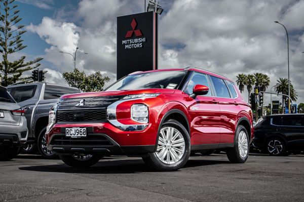 2025 Mitsubishi Outlander LS 4WD PHEV image