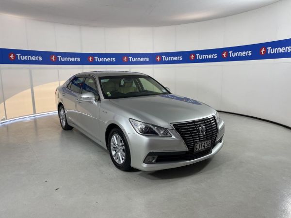 2013 Toyota Crown Sedan image