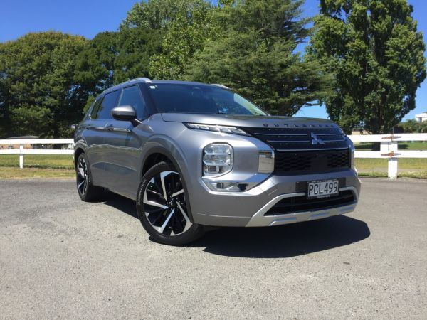 2022 Mitsubishi Outlander VRX 2.5L PETROL 7 SEATER image